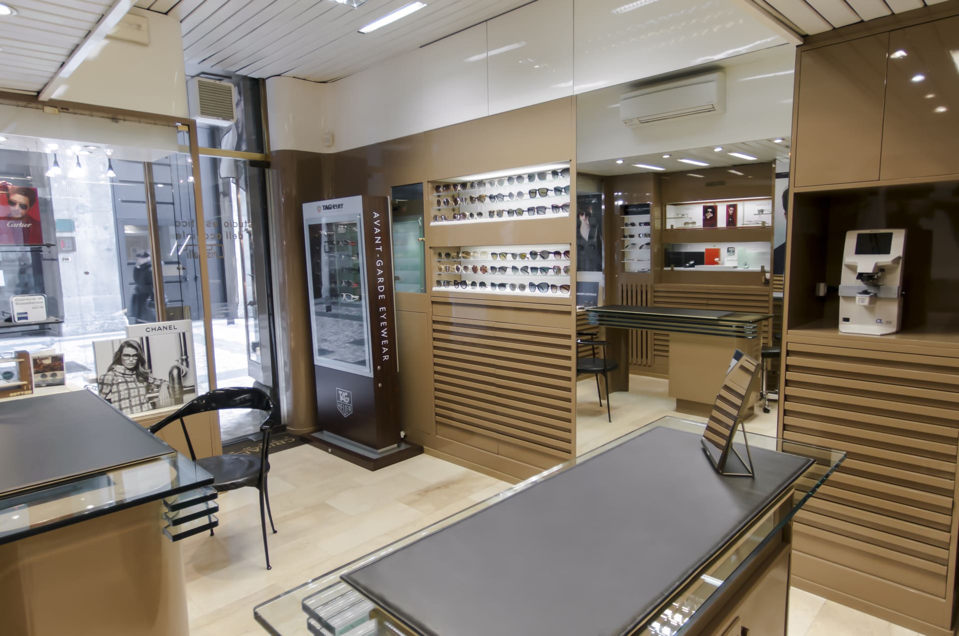Interno del Negozio Ottica Crisafulli con occhiali da sole e da vista alla moda - Crisafulli Eyewear a Milano