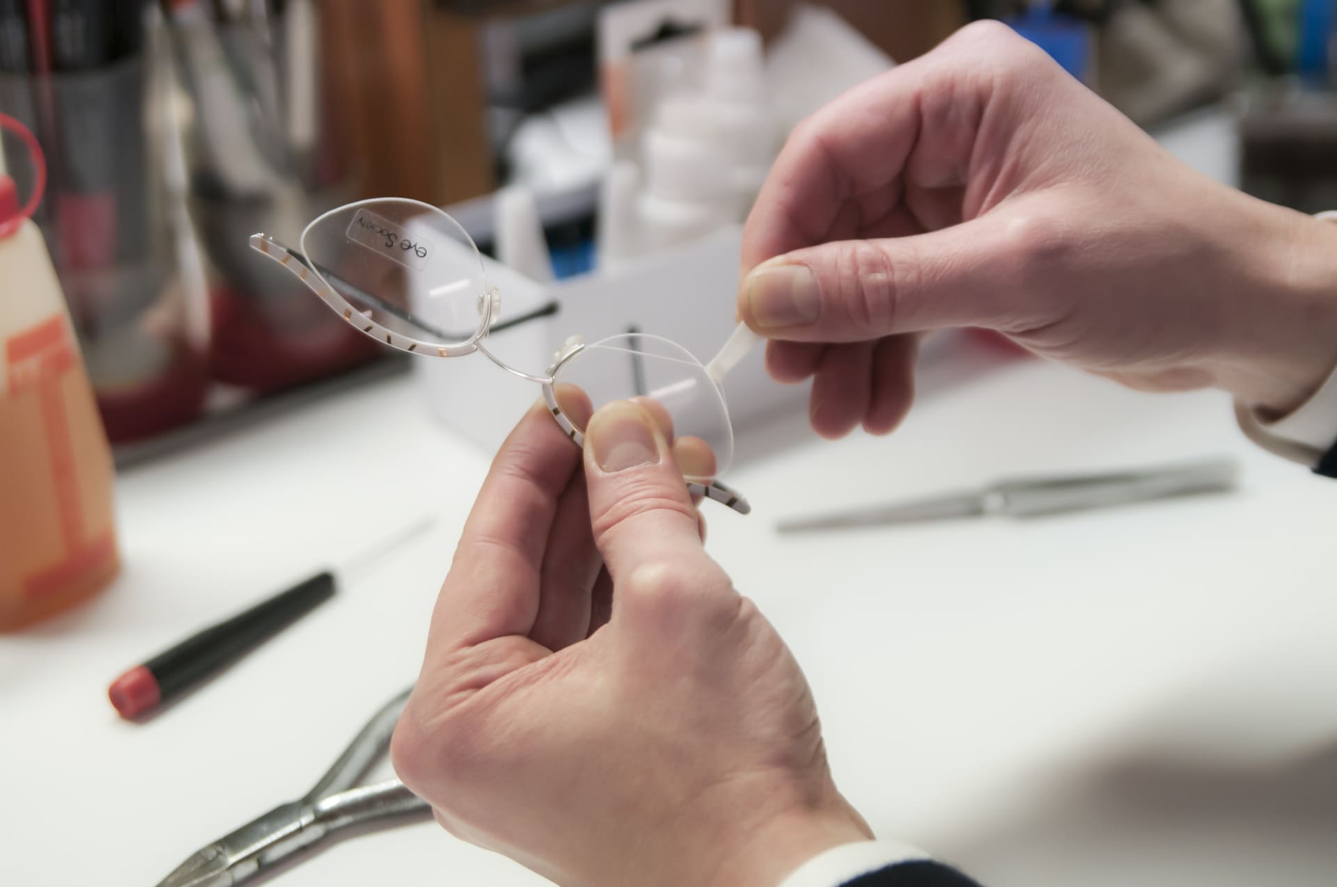 Persona che ripara occhiali da vista - Crisafulli Eyewear a Milano