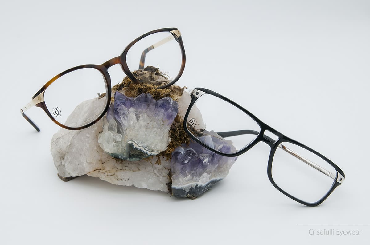 Due paia di occhiali. Uno ha una montatura marrone, mentre l'altro è nero - Crisafulli Eyewear a Milano
