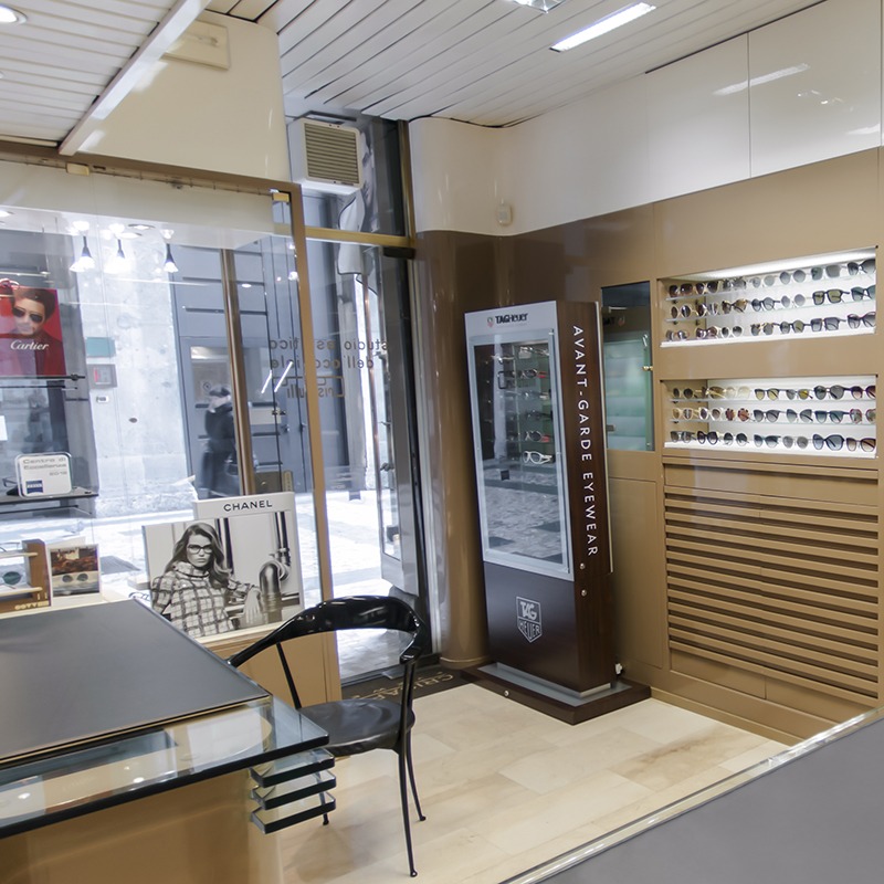 Interno del Negozio Ottica Crisafulli con occhiali da sole e da vista alla moda. - Crisafulli Eyewear a Milano